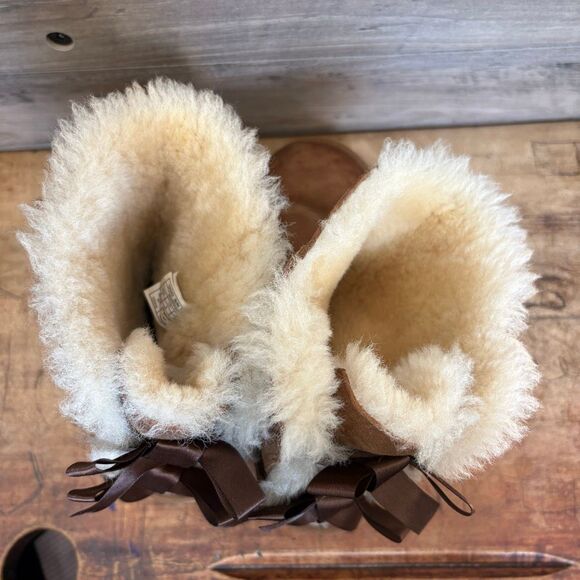 UGG Bailey Bow Suede Boots Girls 4 Inside Fur is in good condition, Front of Sho - Picture 8 of 9